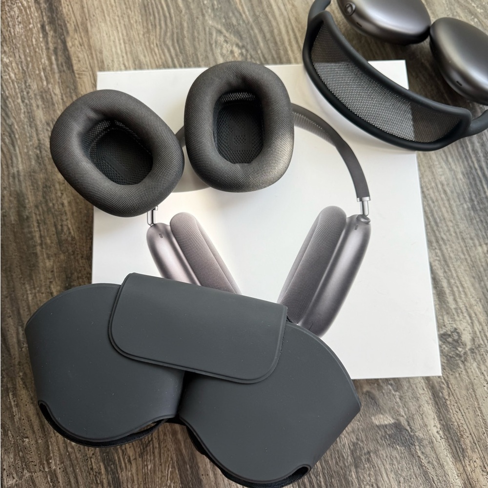 Smart Case and replacement parts for AirPods Max